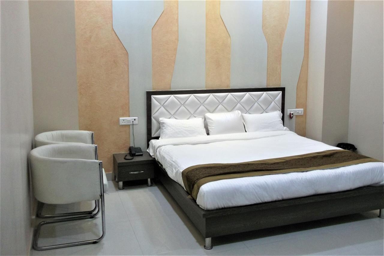 Oyo 10360 Hotel Grand Manoranjan Gorakhpur Bagian luar foto