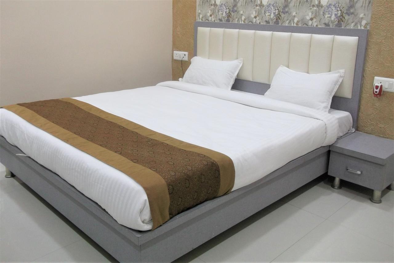 Oyo 10360 Hotel Grand Manoranjan Gorakhpur Bagian luar foto