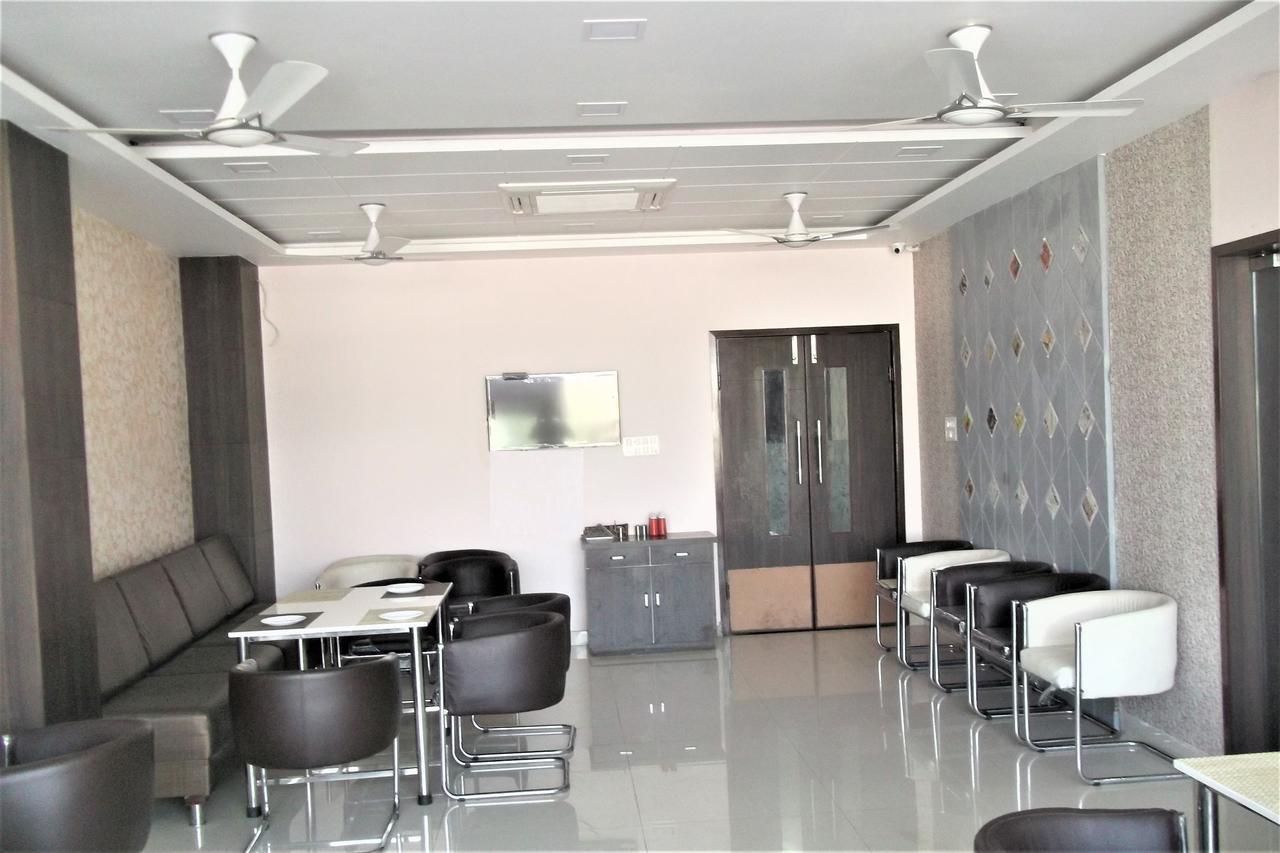 Oyo 10360 Hotel Grand Manoranjan Gorakhpur Bagian luar foto