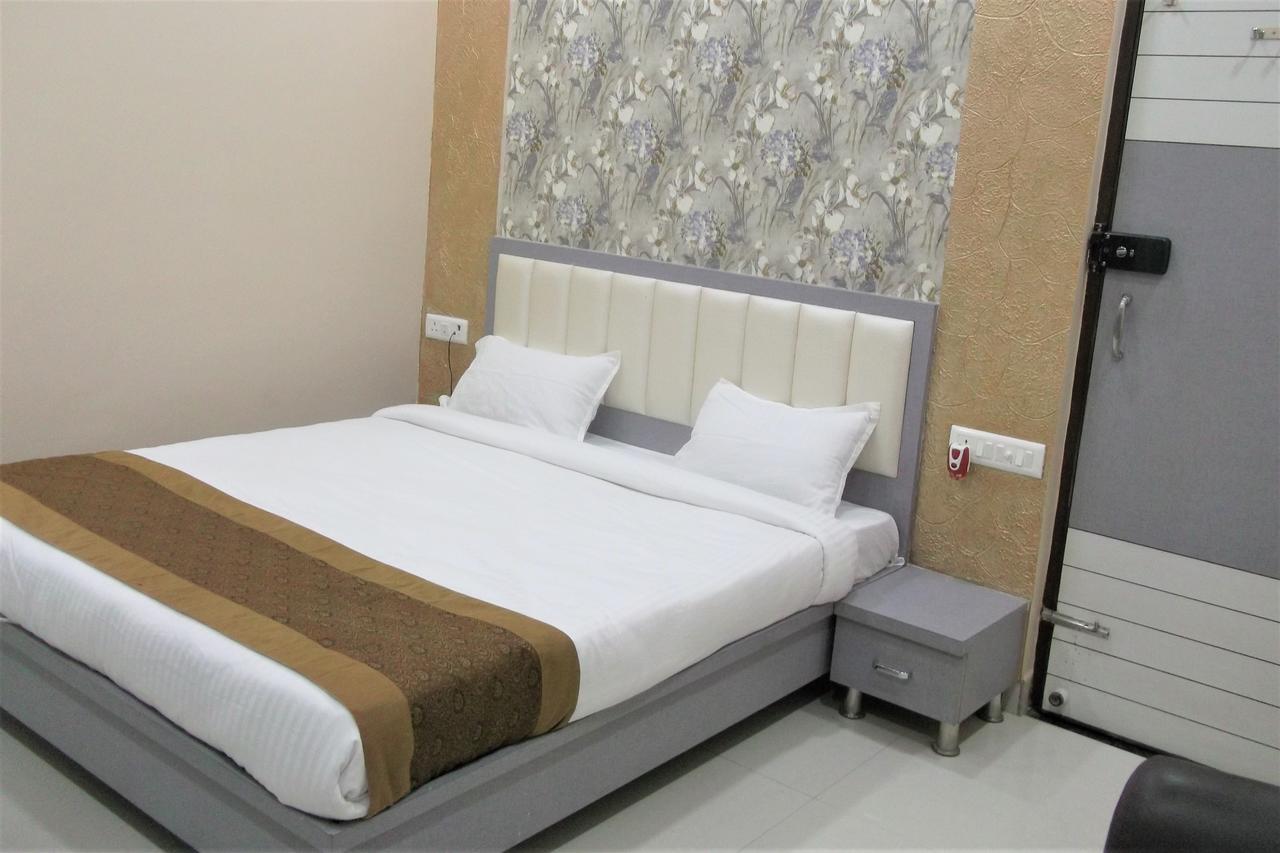 Oyo 10360 Hotel Grand Manoranjan Gorakhpur Bagian luar foto
