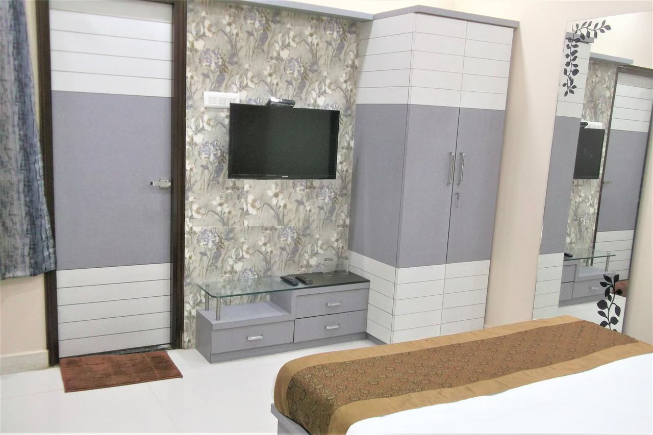 Oyo 10360 Hotel Grand Manoranjan Gorakhpur Bagian luar foto