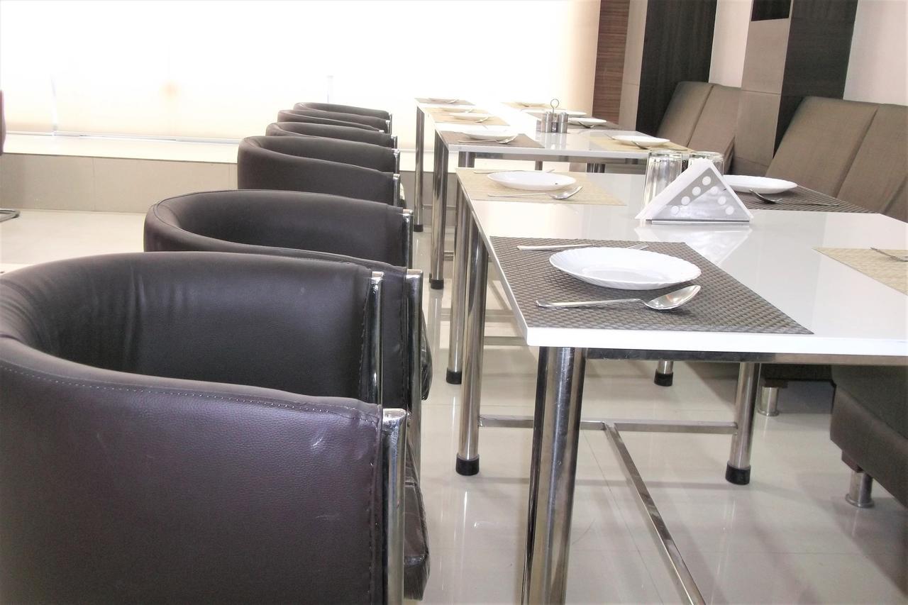 Oyo 10360 Hotel Grand Manoranjan Gorakhpur Bagian luar foto