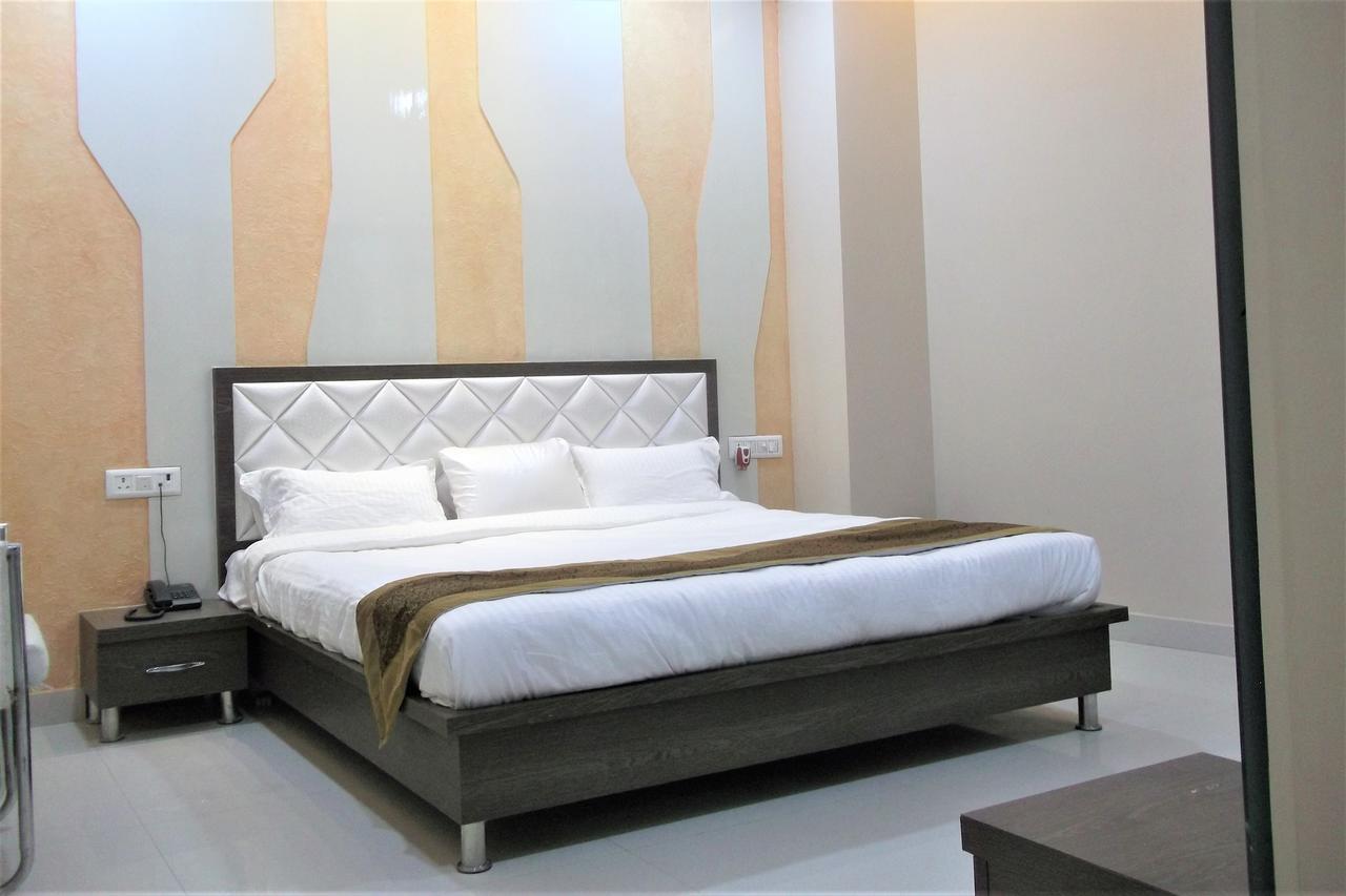 Oyo 10360 Hotel Grand Manoranjan Gorakhpur Bagian luar foto