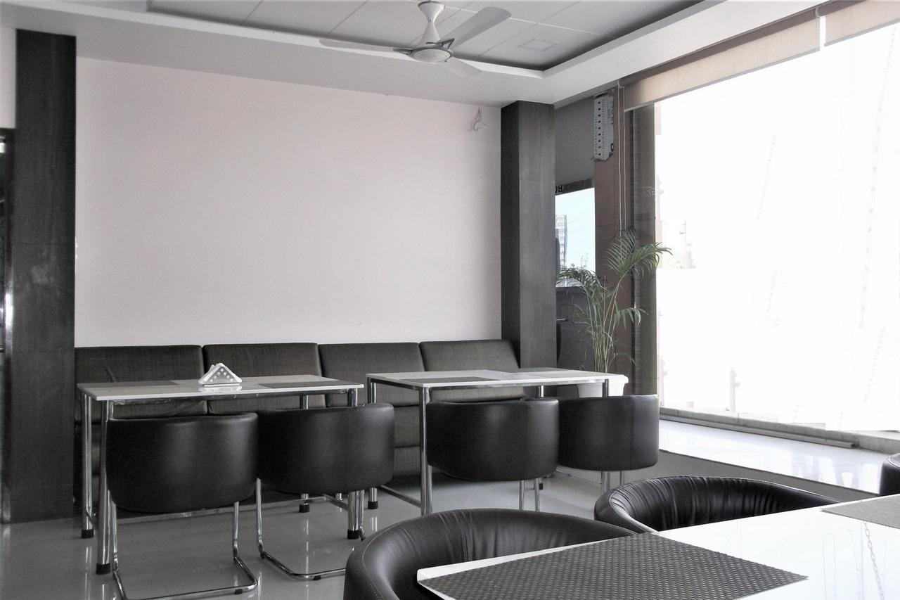 Oyo 10360 Hotel Grand Manoranjan Gorakhpur Bagian luar foto